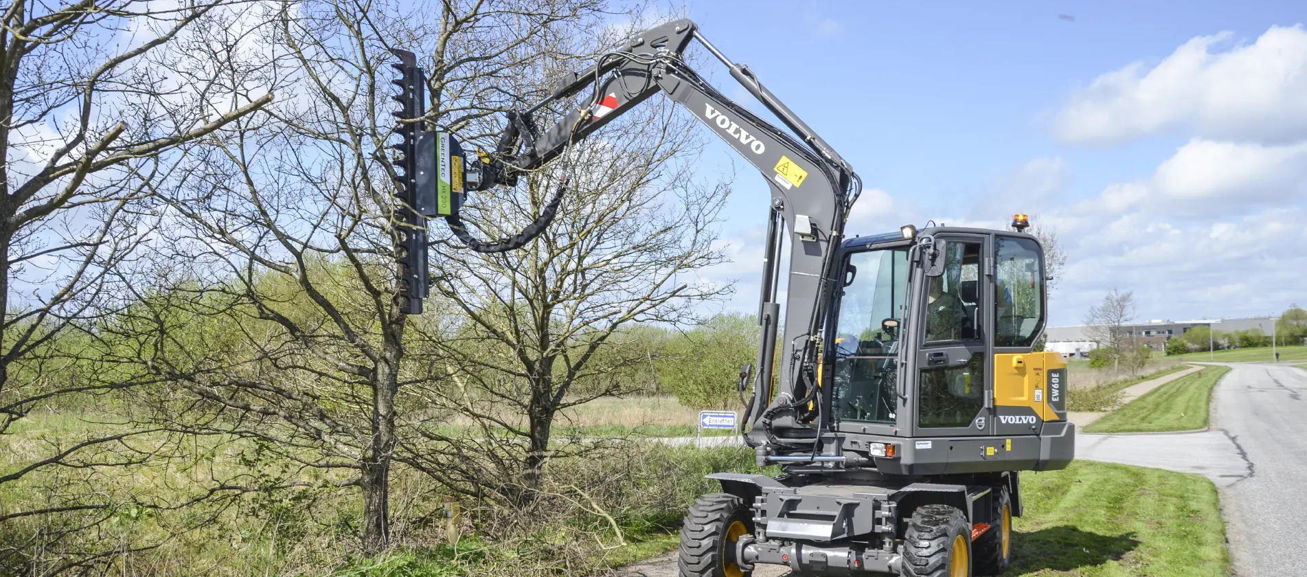 Finger bar hedge cutter mounted on excavator