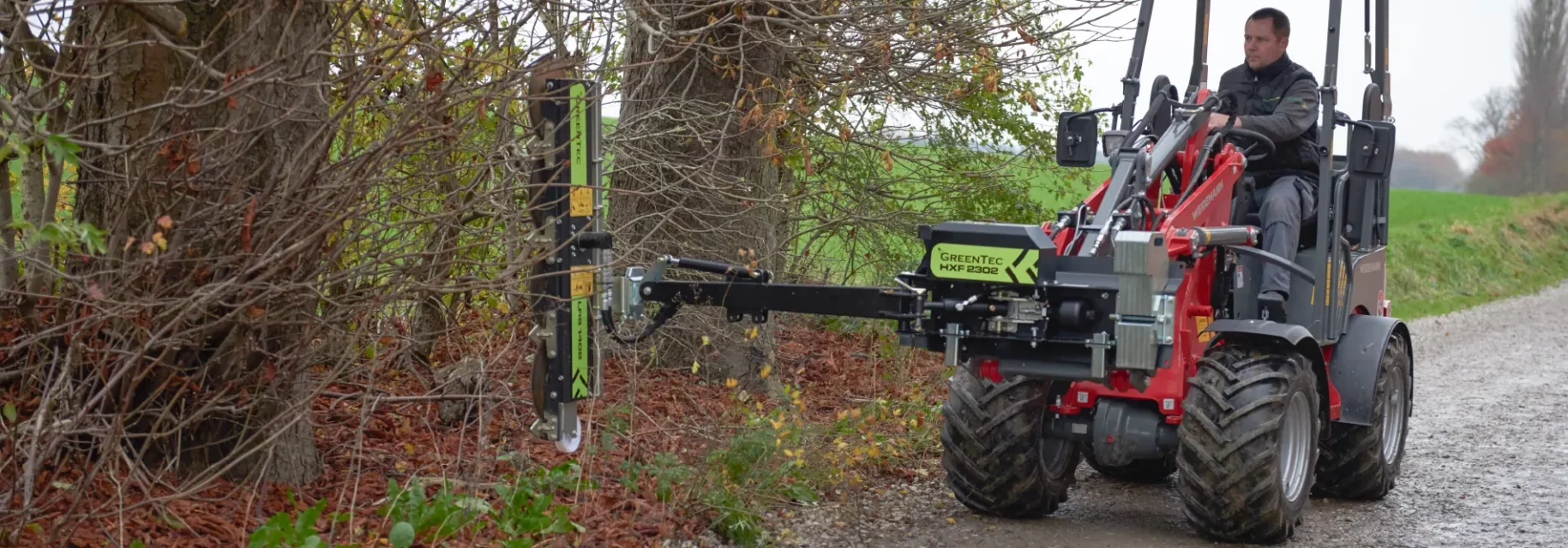 Træbeskæring med minilæsser