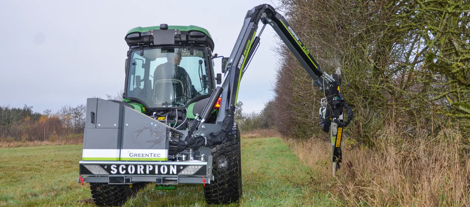 Hydraulic limb saw attachment for tractor