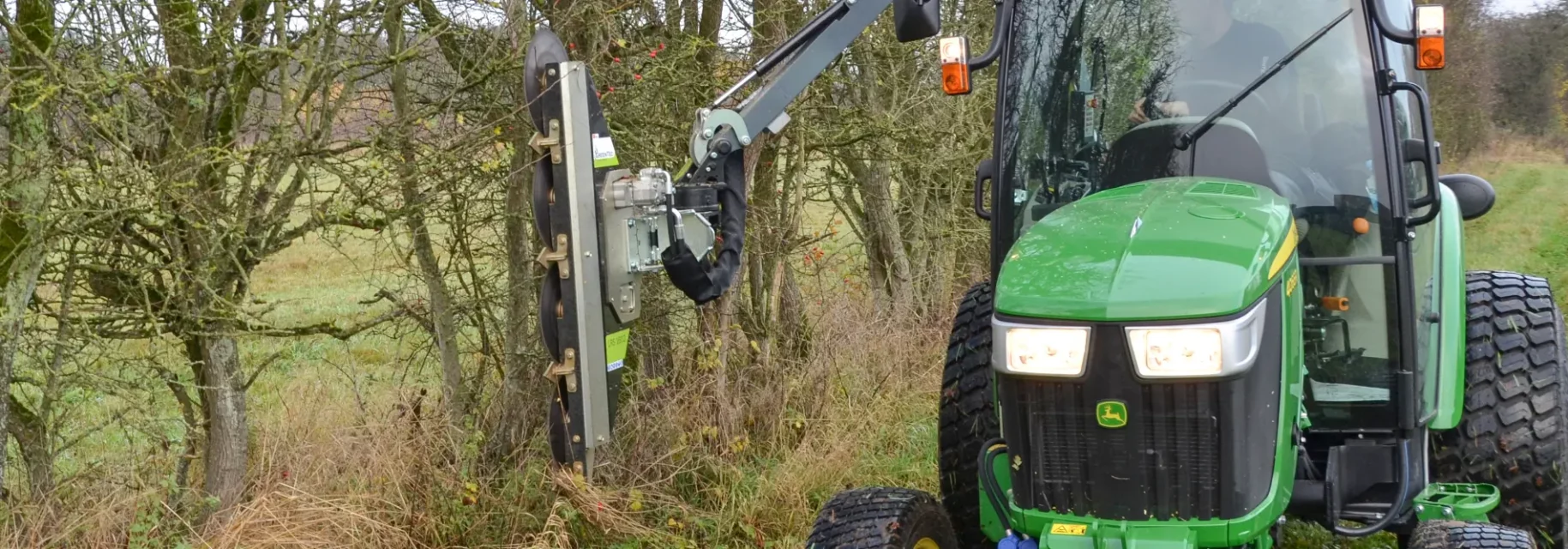 Hydraulic tree trimmer mounted on a compact tractor
