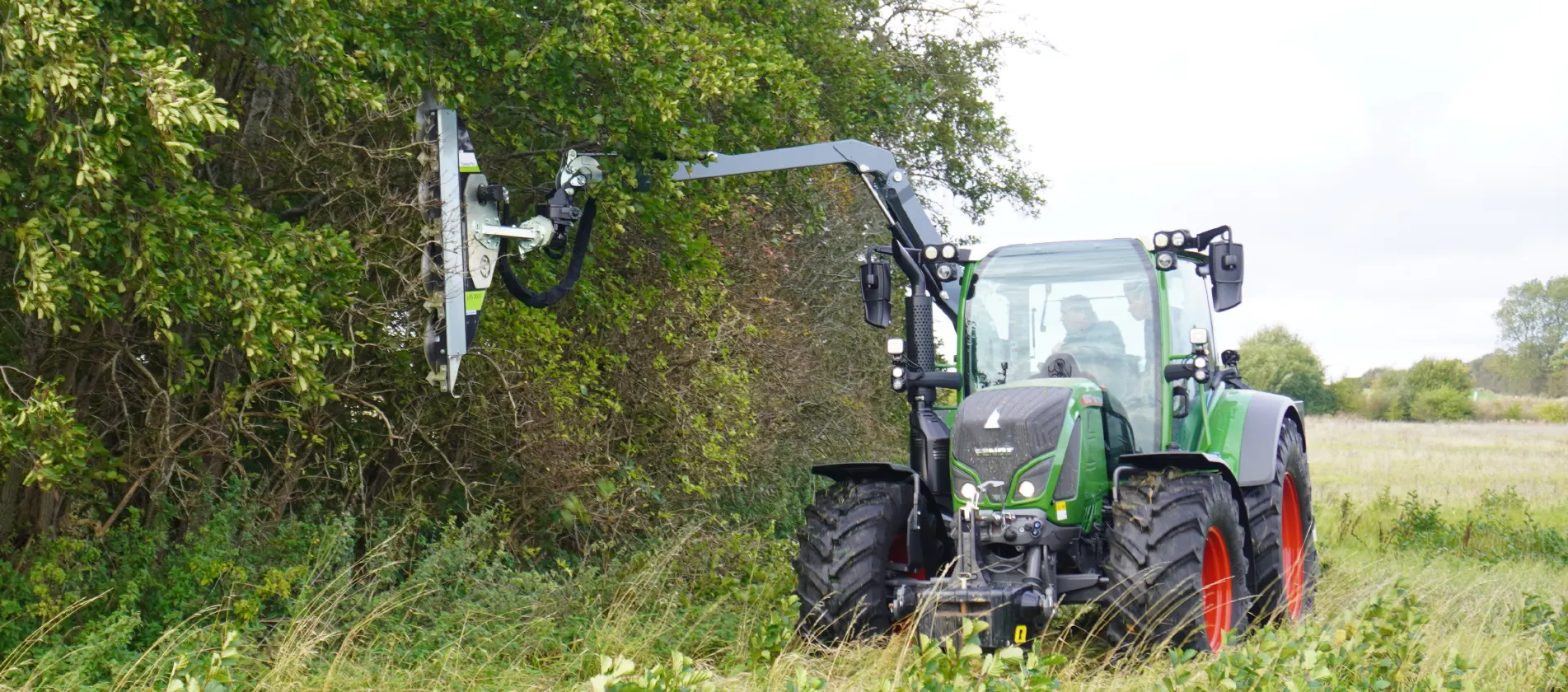 Hydraulic limb saw for tractor