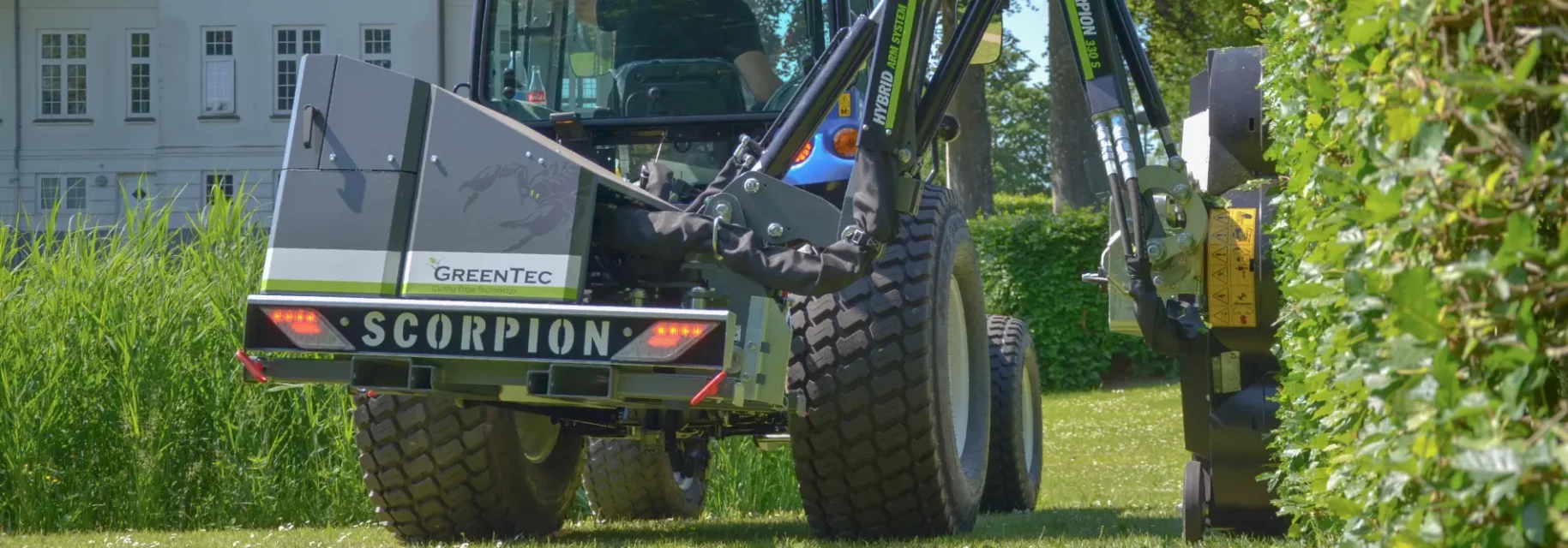 Professional hedge trimmer for small tractor