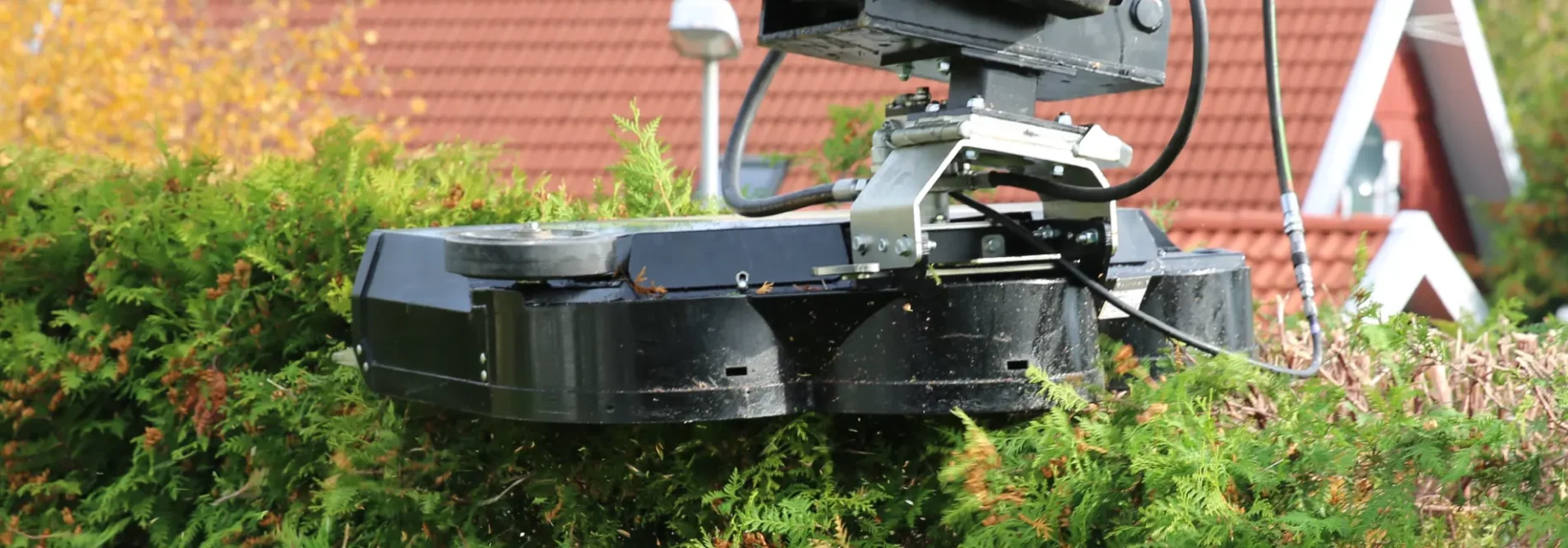 Hedge trimmer mounted on an Takeuchi TB295W excavator