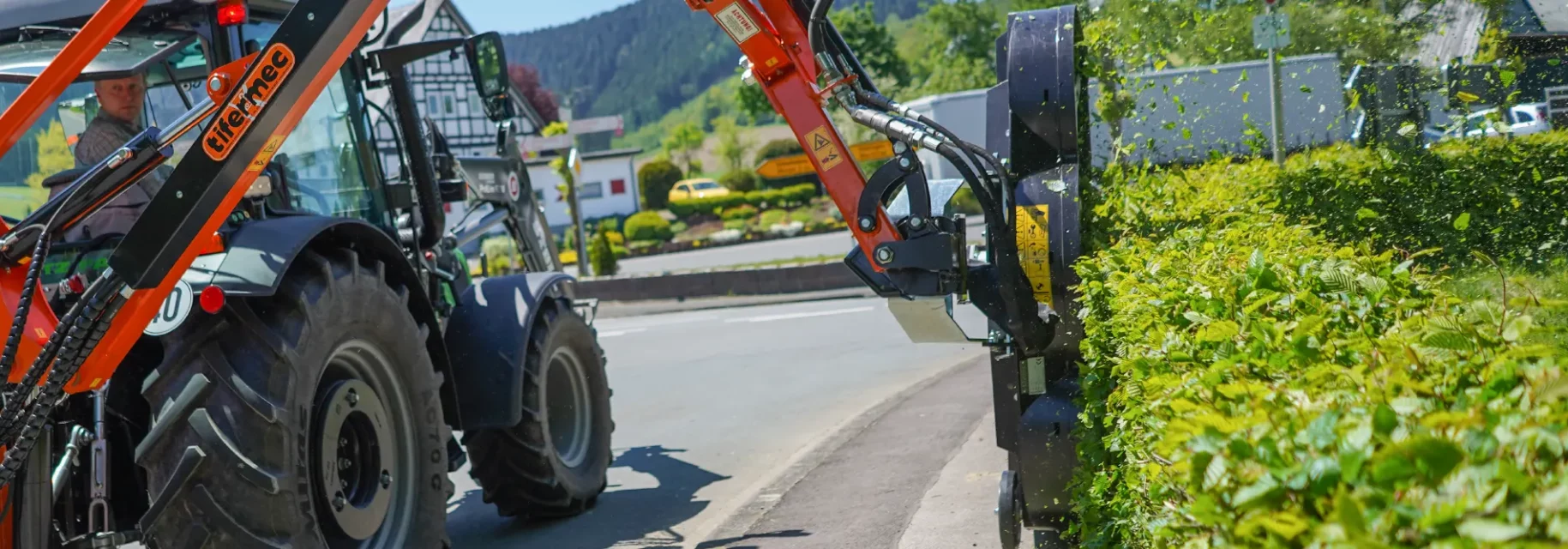 Hedge trimmer for tractor