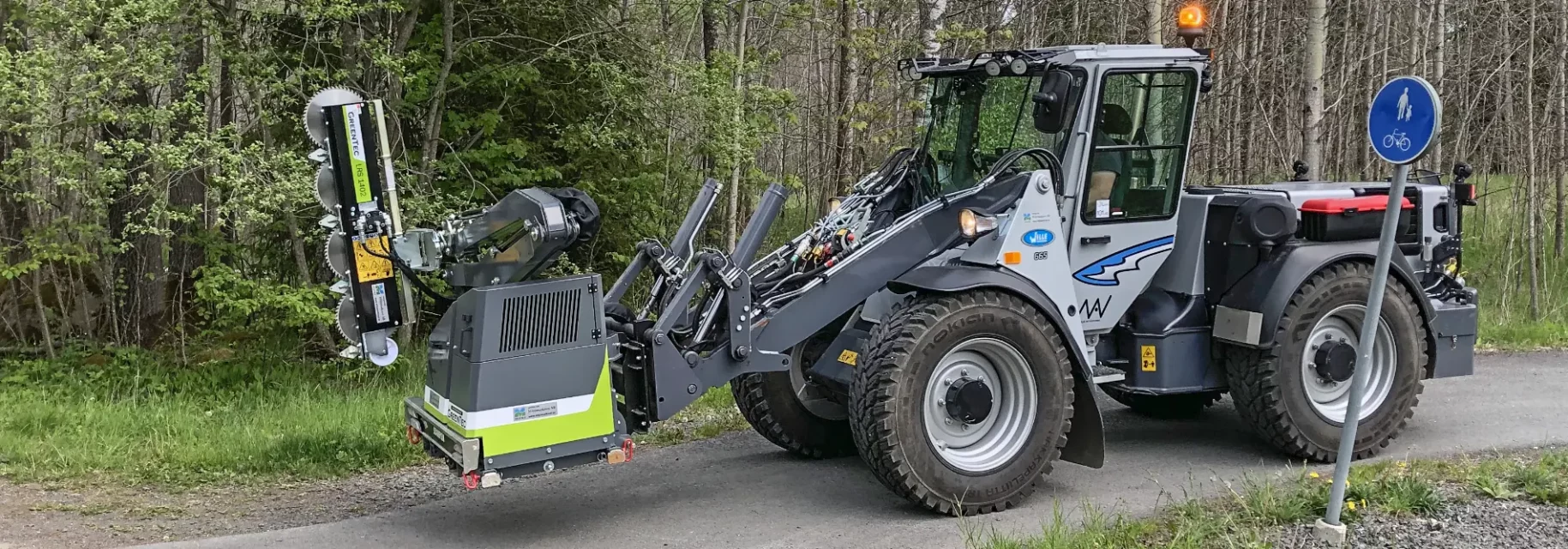 Roadside maintenance with hydraulic boom mower