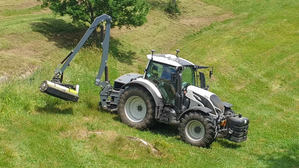 Cut grass with GreenTec boom mower