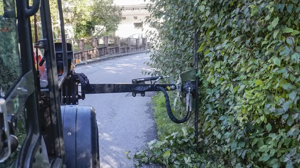 Hydraulic hedge cutter attachment