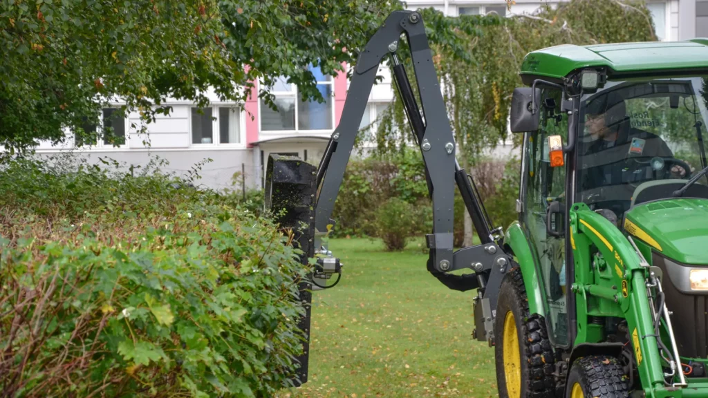 Professional hedge trimming with GreenTec machines