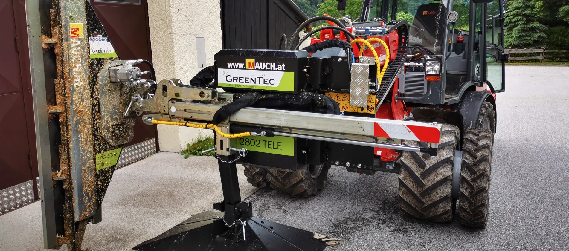 Telescopic arm mounted on skid steer loader