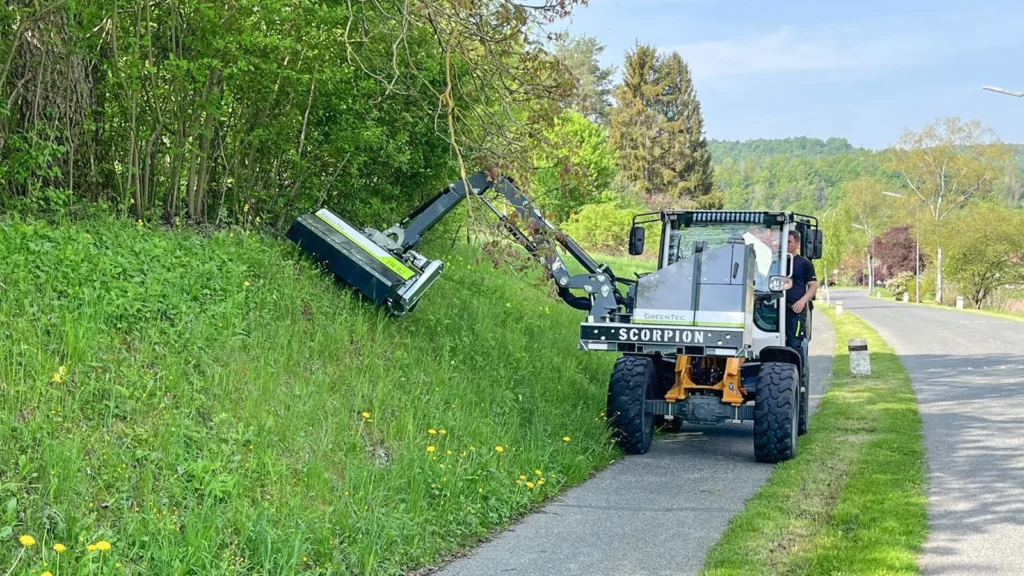 Boom mower working in difficult conditions with steep slopes
