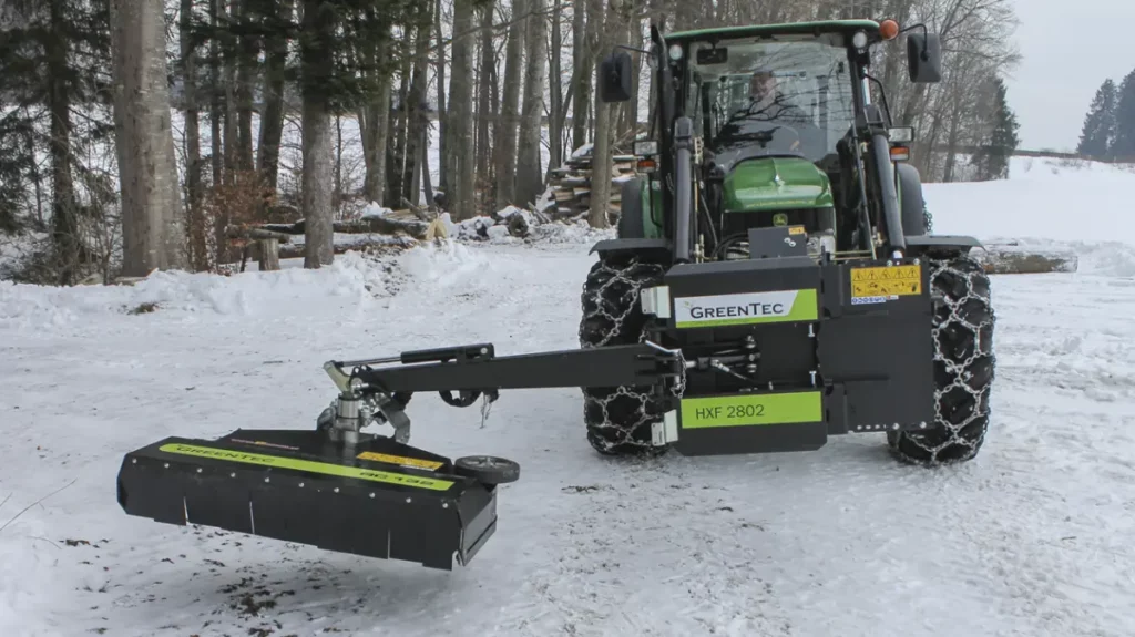 Horizontal hedge cutting with GreenTec RC 132