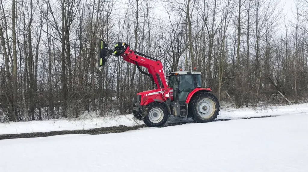 Hegnsklipper monteret på en 965 Massey Ferguson traktor