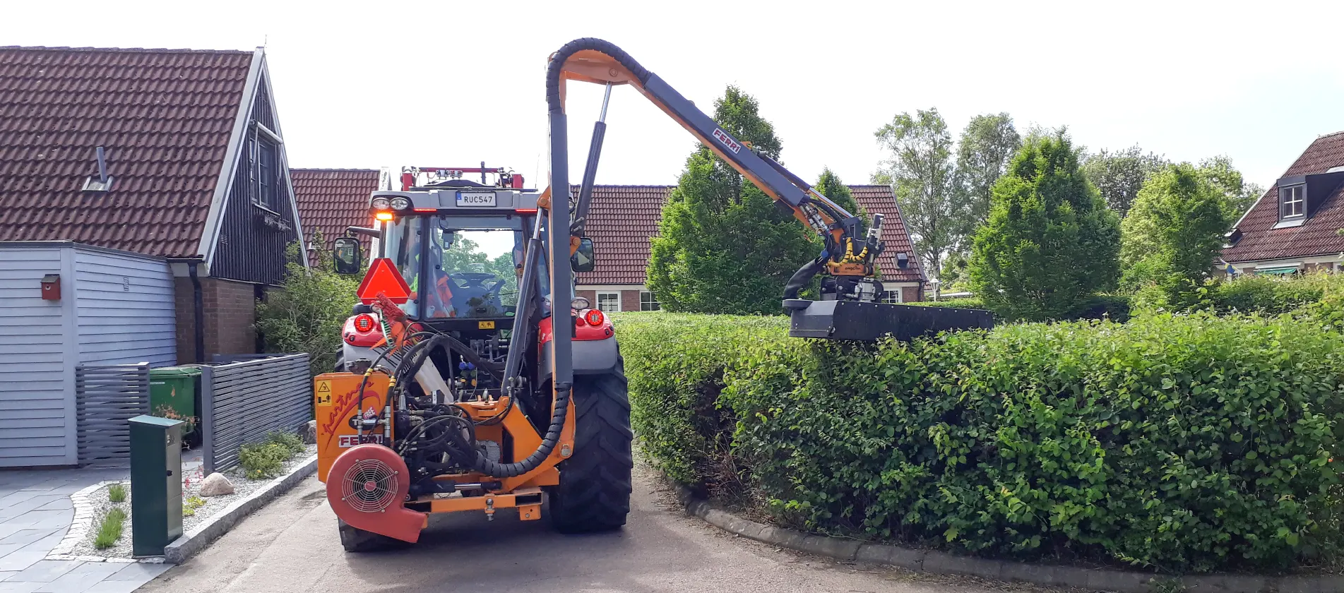 Norrekroks Maskintjänst performs professional hedge cutting