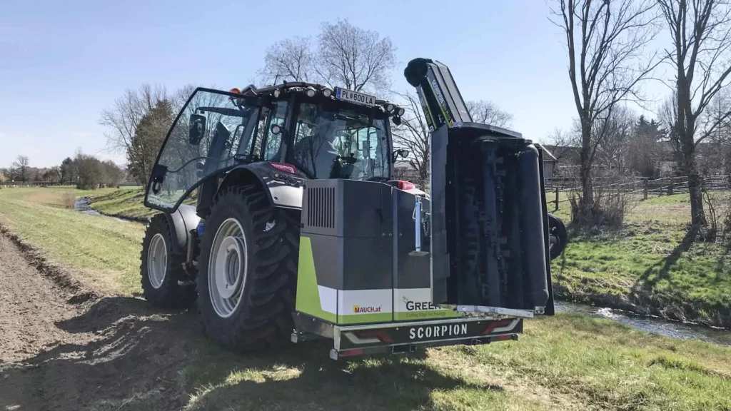 Épareuse montée à l'arrière en position de transport