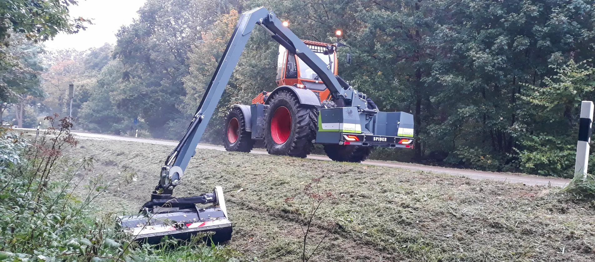 Randstreifenmähen mit Frontauslegermäher