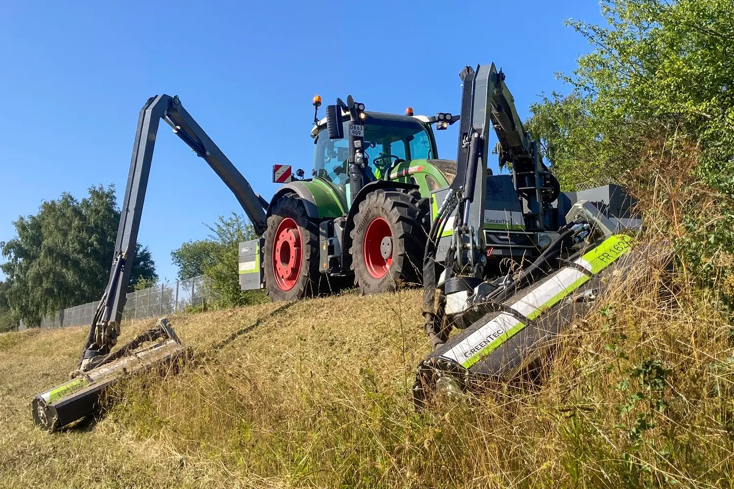 Front- und heckmontierter Auslegermäher