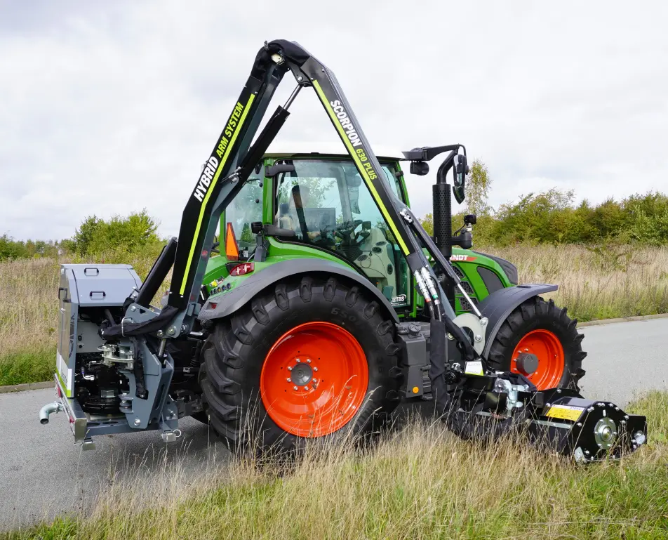 Abgeschnittenes Material von der Straße entfernen