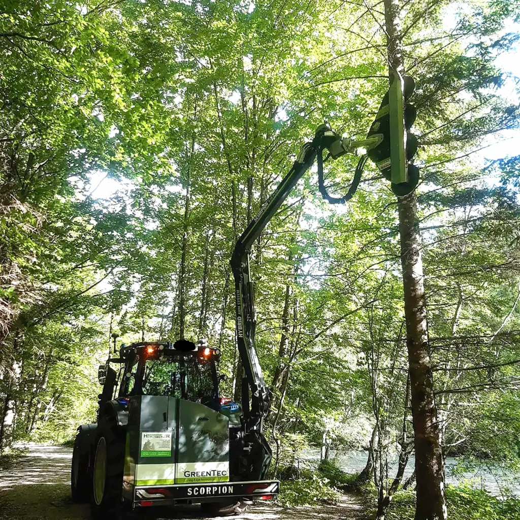 Hydraulic saw for tractor