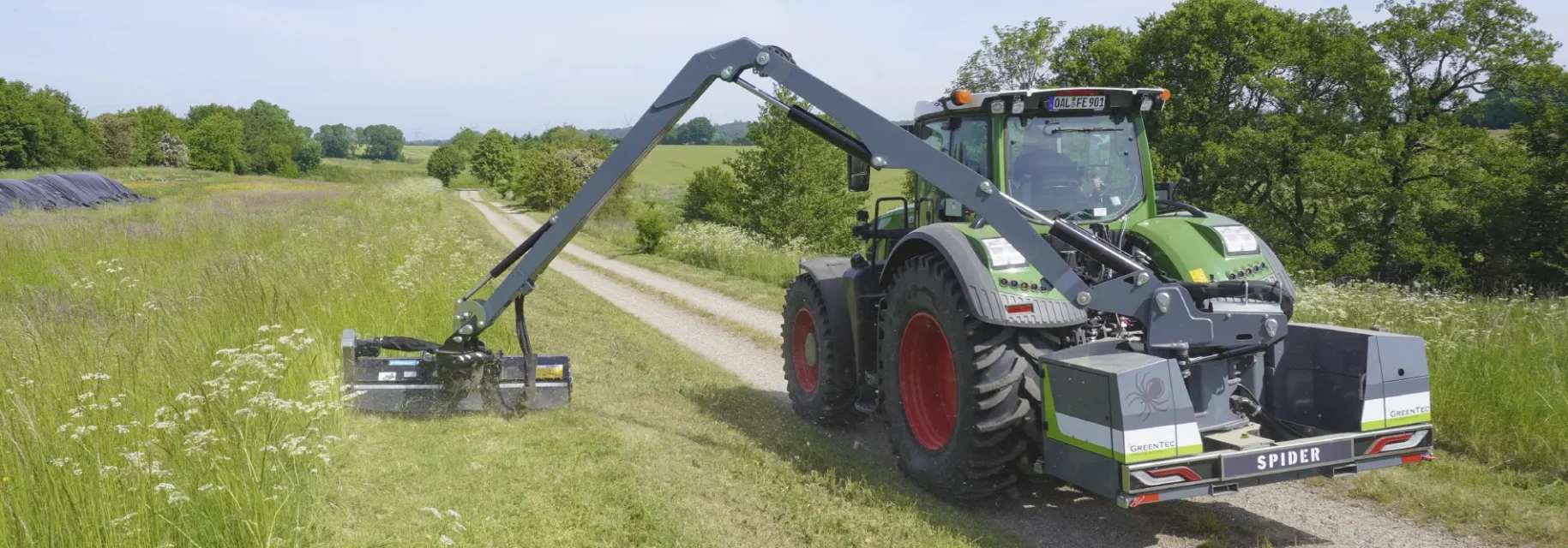 Embankment mower mounted on tractor