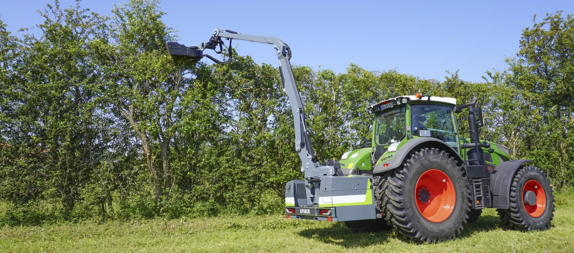 Horizontal hedge trimming with GreenTec machines