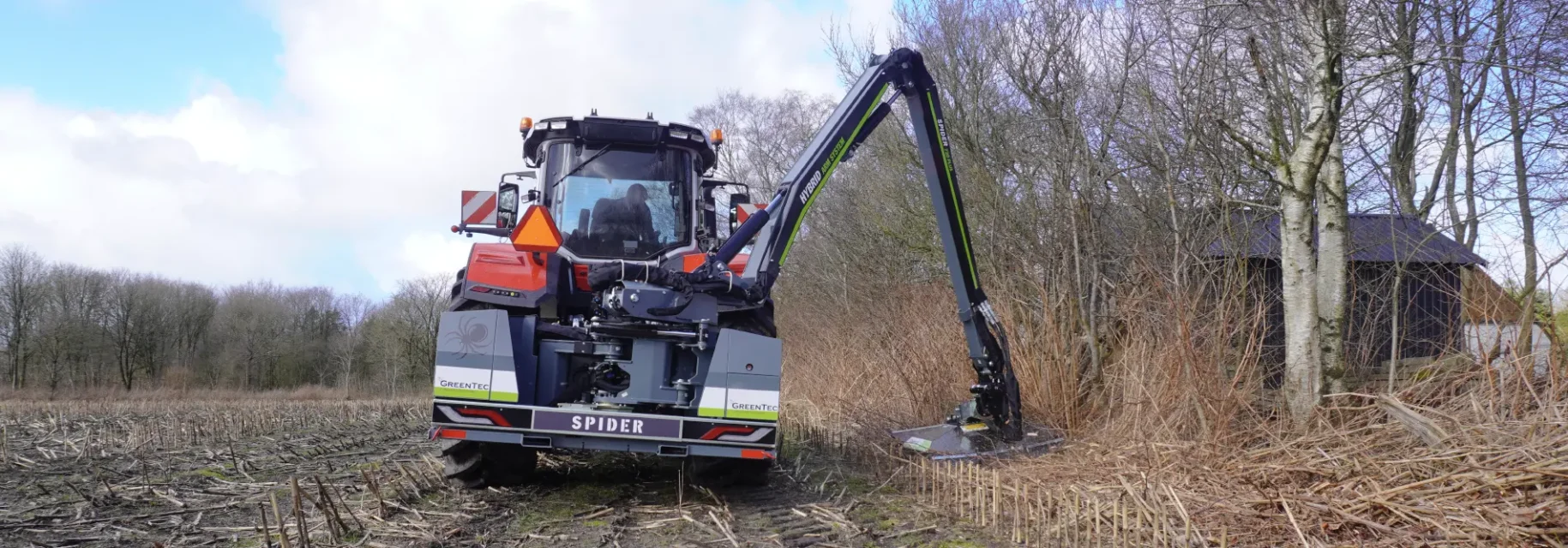 Tracteur avec accessoire débroussailleuse