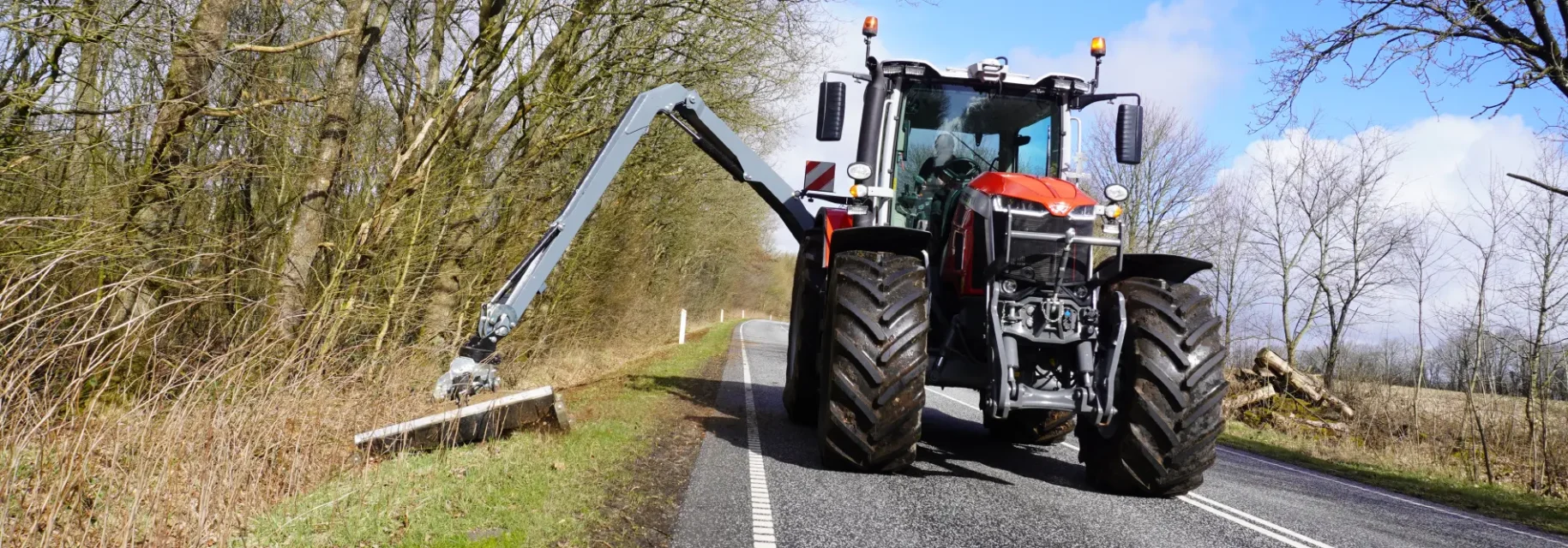 Tonte des bordures avec rotobroyeur
