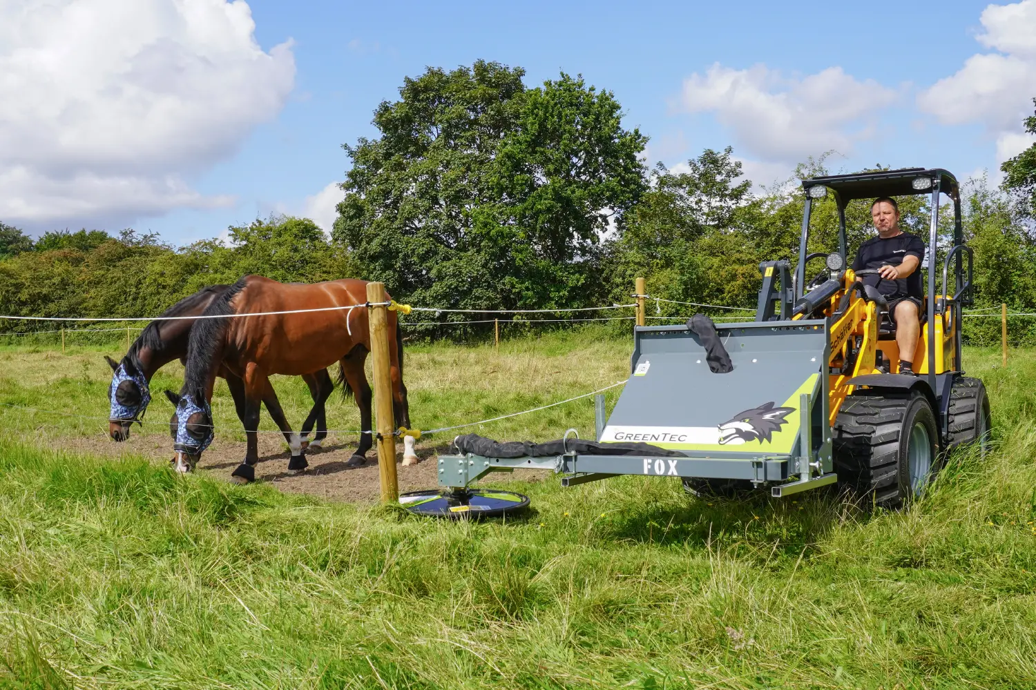 The RI 82 is mounted on a Schäffer skid steer loader via the FOX multi carrier