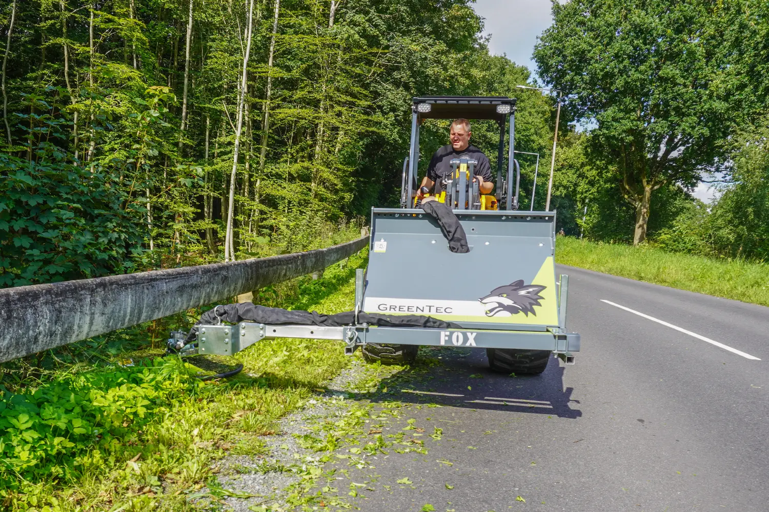 The RI 82 mows grass under guardrails