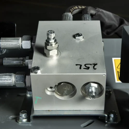 Puma 2303 standard equipment – Oil flow divider