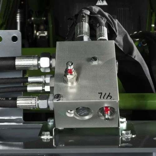 Puma 2803 standard equipment – Oil flow divider