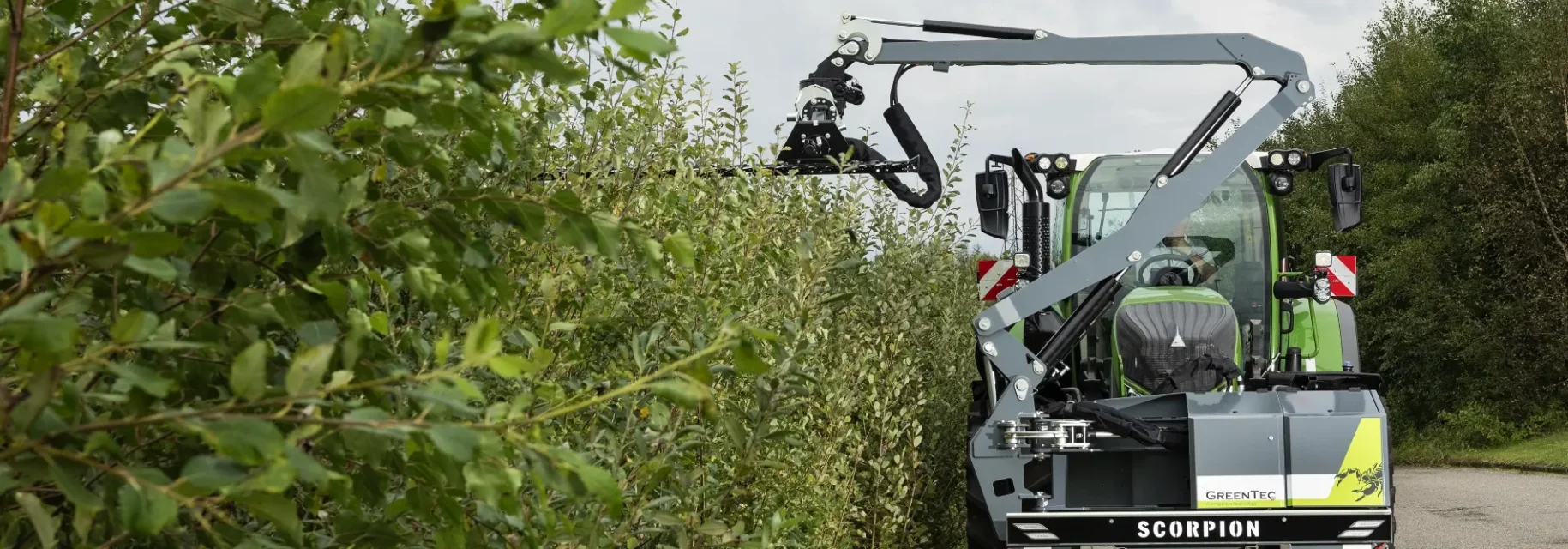 Frontmonteret hækkeklipper på traktor