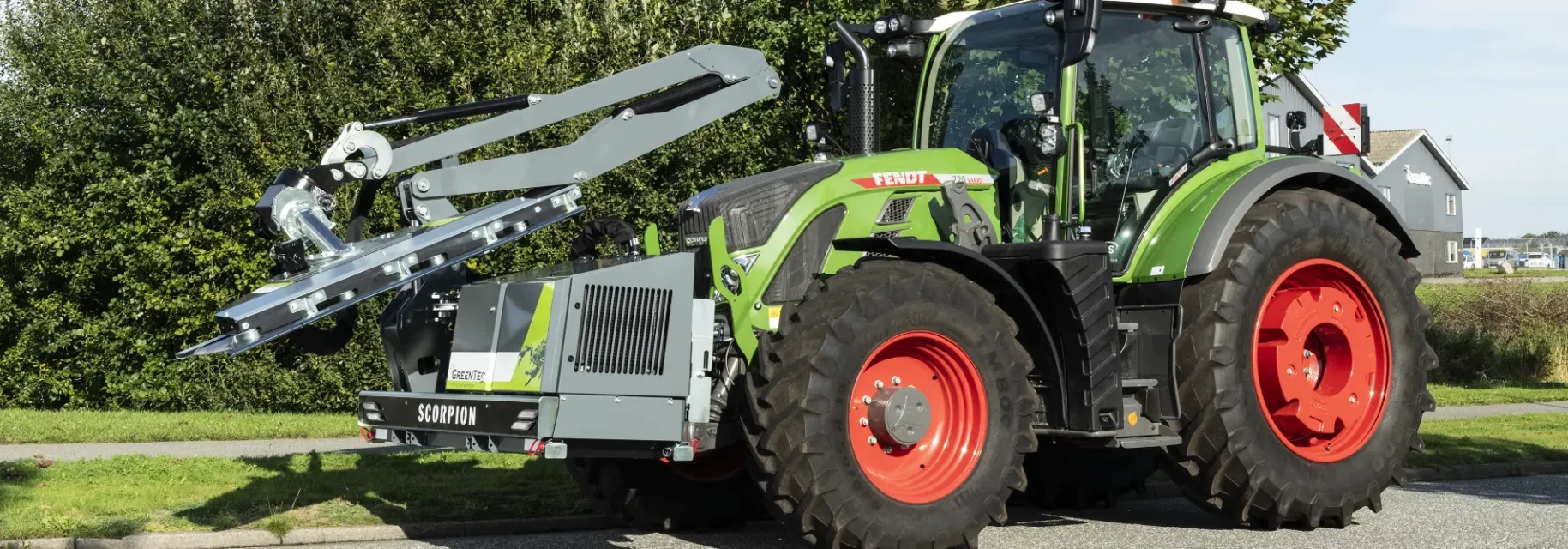 Frontmonteret armklipper i transportposition