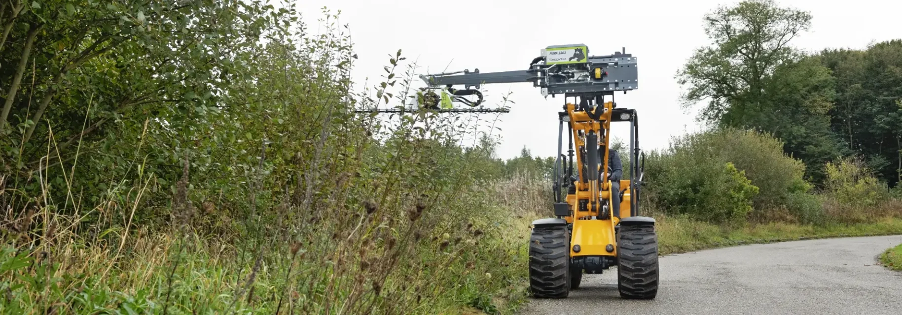 Hydraulic hedge cutter attachment for skid steer loader