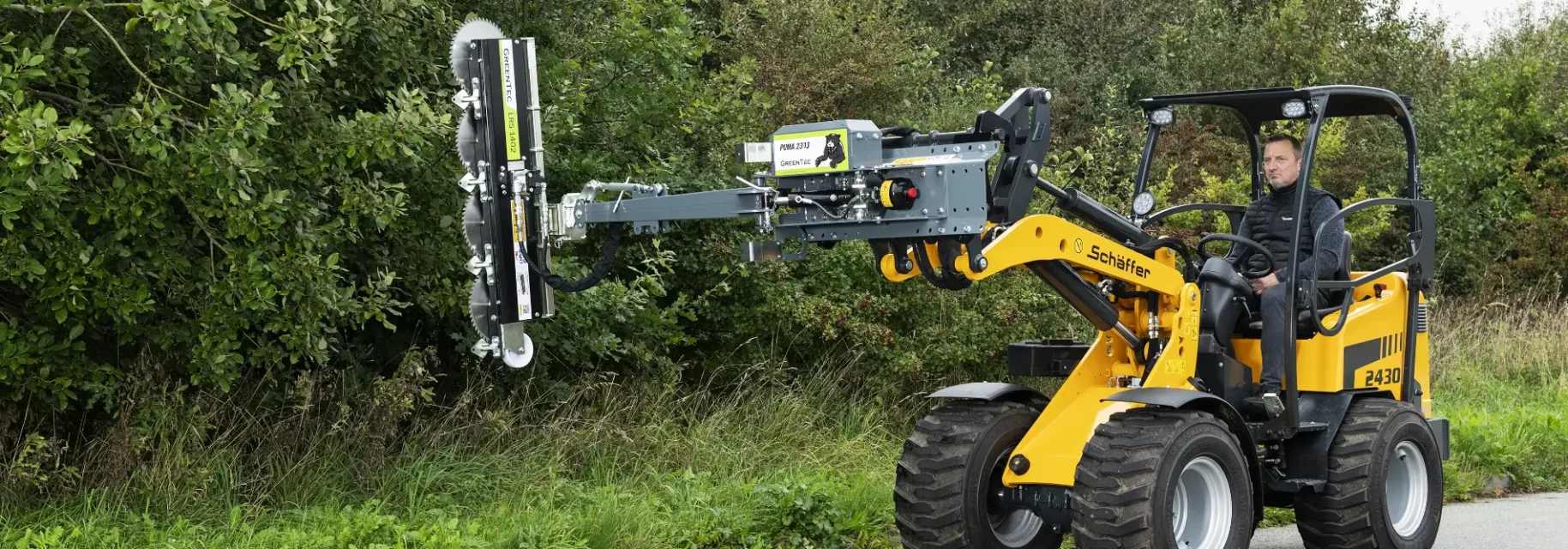 Hydraulisk hegnsklipper monteret på minilæsser