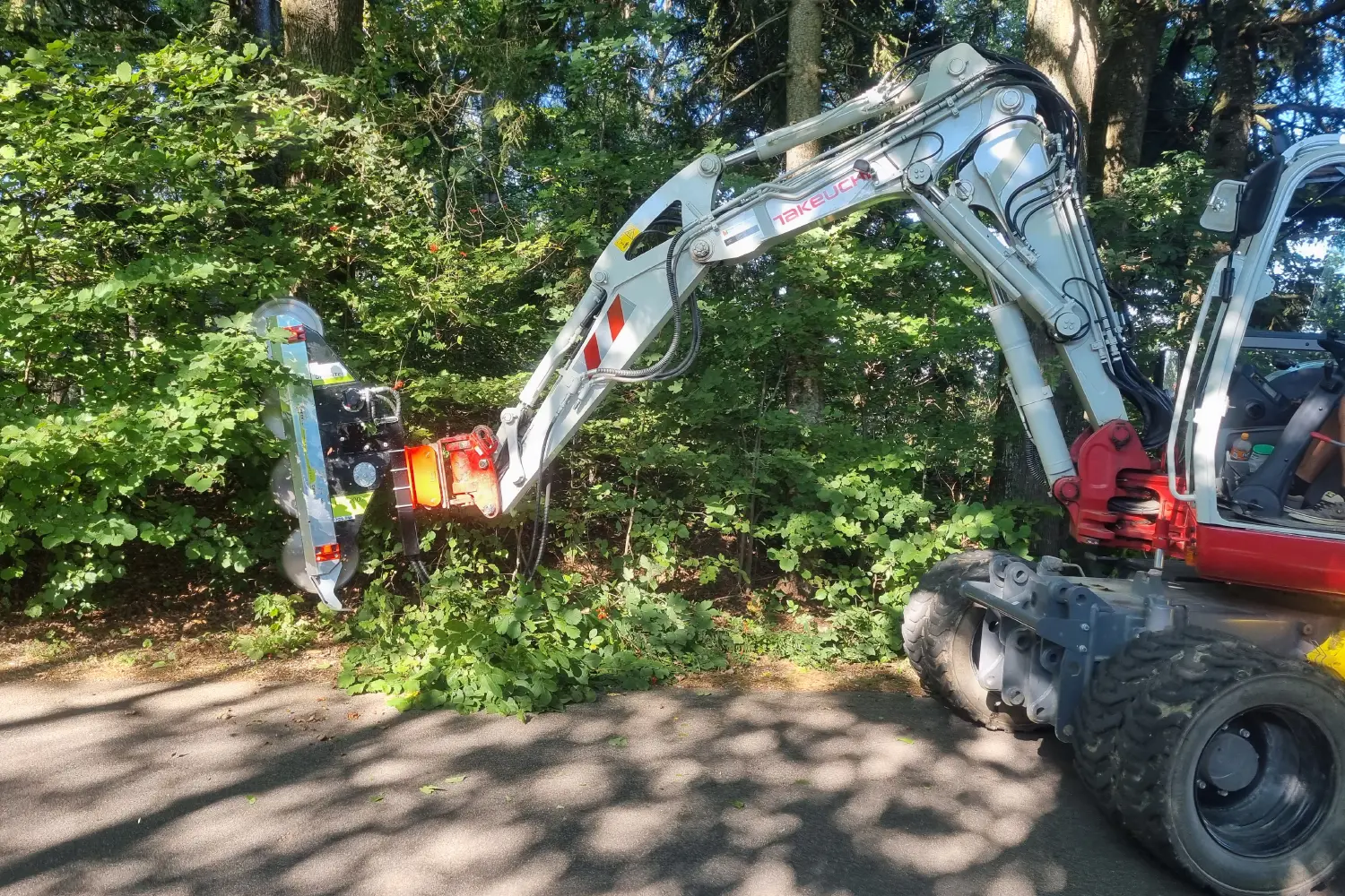 Scie à arbre montée sur pelle