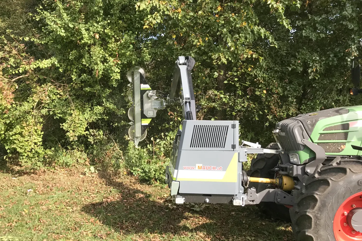 Hydraulic limb saw attachment