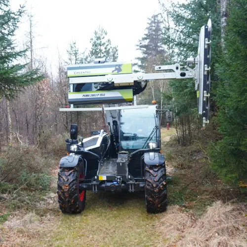 Élagage d'arbres en forêt avec scie hydraulique